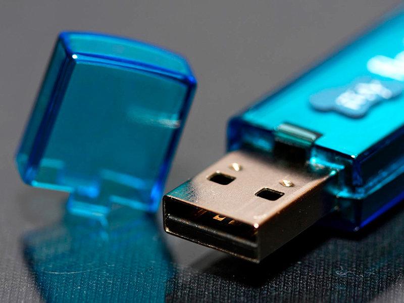 USB извлечение. Флешка от Майкрософт. Флешки Microsoft c квадратиком 2008 год. Как вынуть флешку из коробки.